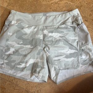 Athleta girl shorts size XL/14 green/blue camo with pockets